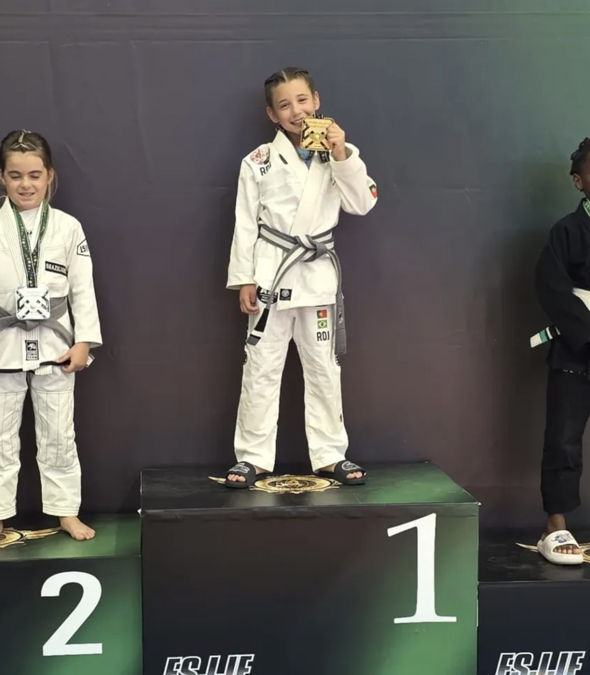 RDJ no primeiro lugar do pódio a beijar a medalha de ouro