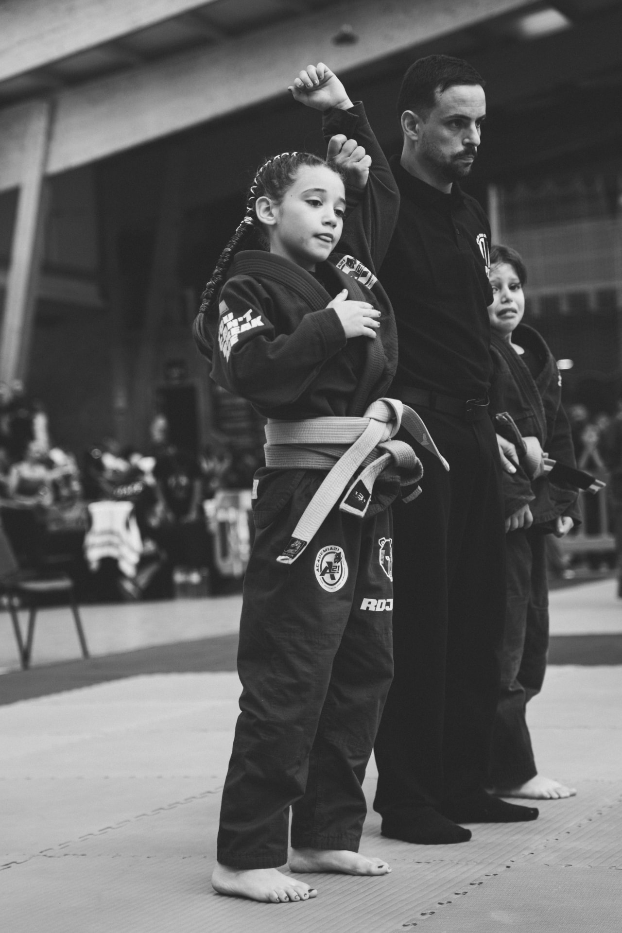 RDJ ao lado do professor à espera do resultado do combate